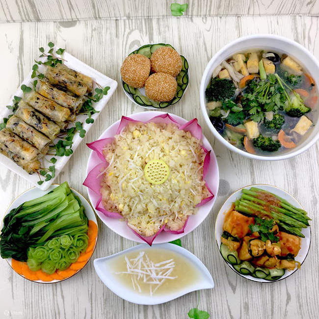 อาหารเจ เสิร์ฟพร้อมผักนึ่งและข้าวสวย